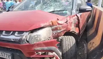 નવસારી નજીક મોબાઈલમાં વ્યસ્થ કારચાલકે બાઈકને અડફેટે લેતા પિતા પૂત્રના મોત