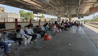 હિંમતનગર રેલવે સ્ટેશનના સફાઈ કર્મચારીઓને પગાર ન મળતા હડતાળ