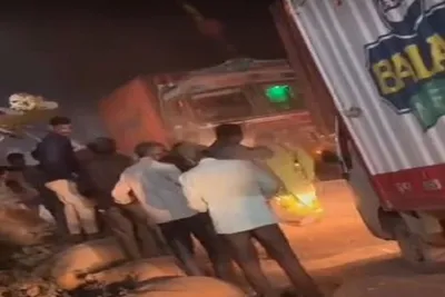 થાનગઢ નજીક મગફળી ભરેલી ટ્રક બેરીકેટ સાથે અથડાતા લોકોએ મગફળીની લૂંટ ચલાવી