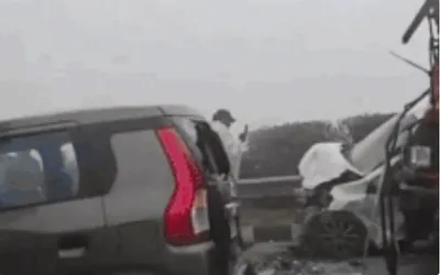 ગાઢ ધુમ્મસને કારણે ઇસ્ટર્ન પેરિફેરલ એક્સપ્રેસવે પર બે સ્થળે અકસ્માત  15થી વધુ વાહનો અથડાયા