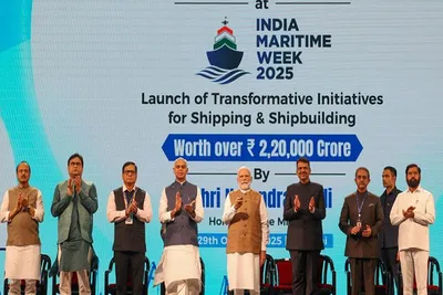 પ્રધાનમંત્રીએ ભારતના દરિયાઈ પુનર્જાગરણનું વિઝન શેર કર્યું  વૈશ્વિક રોકાણને આમંત્રણ આપ્યું