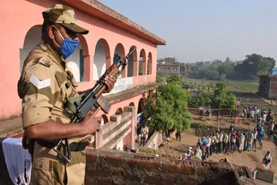 બિહાર ચૂંટણી 2025  દરેક બૂથ પર સશસ્ત્ર દળો  બધી સરહદો સીલ  4 5 લાખ સુરક્ષા કર્મચારીઓ તૈનાત