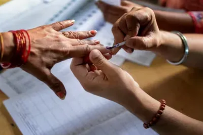 બિહાર ચૂંટણીઃ બોગસ મતદાનનો પ્રયાસ કરનારા 2 ઝડપાયા  મતદાન કેન્દ્રમાં ઘુસવાનો પ્રયાસ કરનાર 7 પકાડાયા